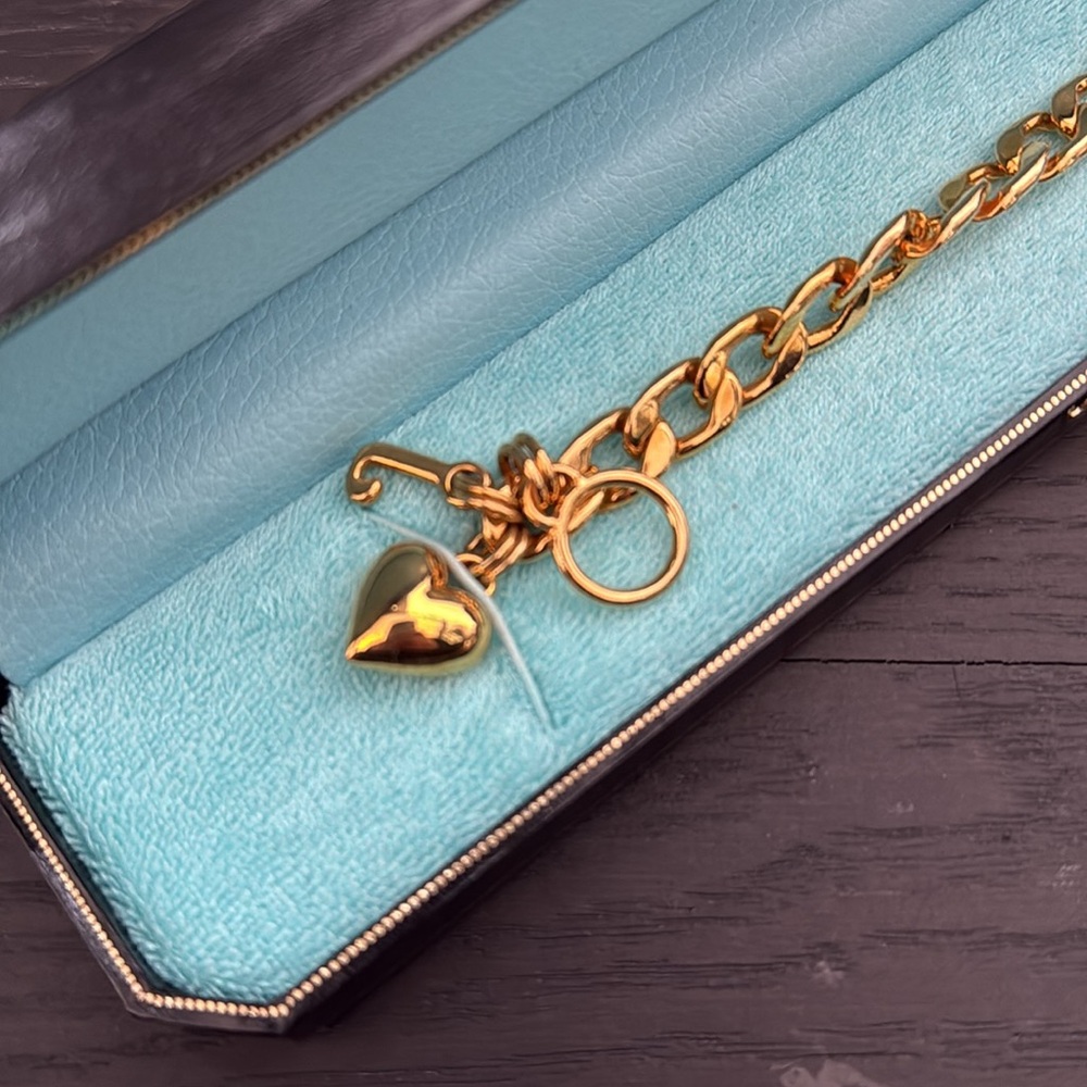 New in box Juicy Couture gold charm bracelet with heart and j charm - Picture 8 of 8